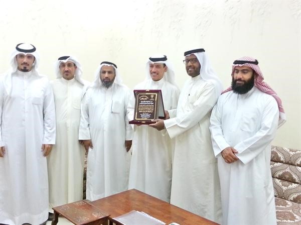 حمد الكندري يتلقى درع المدارس﻿