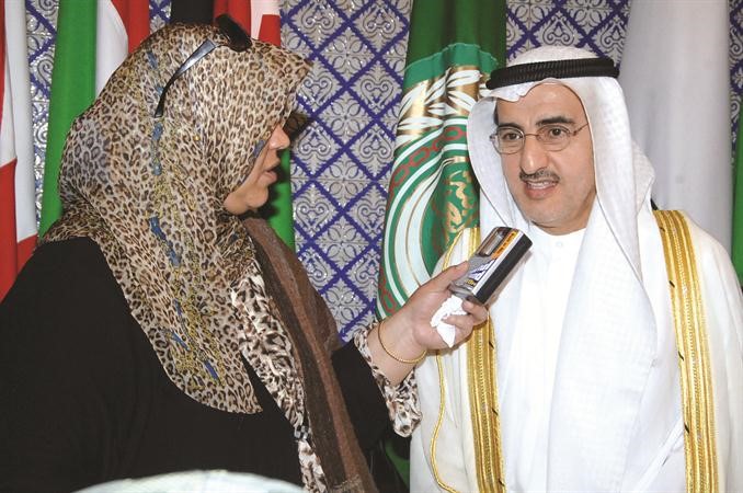 معبدالعزيز الابراهيم يتحدث الى الزميلة هناء السيد 	ناصر عبدالسيد﻿