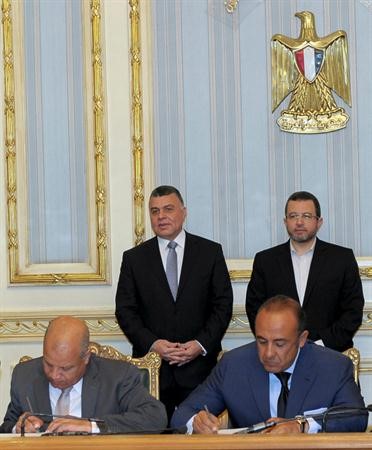 د هشام قنديل والى جواره وزير الاستثمار اسامة صالح يشهدان توقيعمشروع لتكرير السكر رويترز