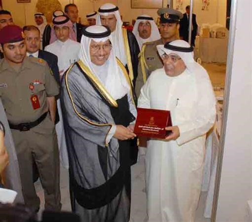 سمو رئيس مجلس الوزراء الشيخ جابر المبارك ودفيصل مقصيد ودرع تكريمية خلال الملتقى﻿
