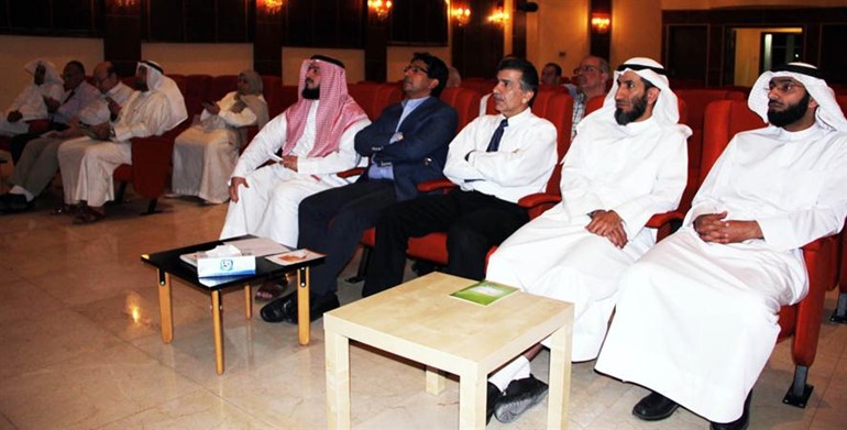 متابعة من الحضور للندوة﻿