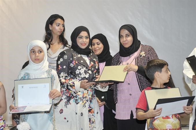 دسعاد الصباح تكرم احدى المشاركات﻿