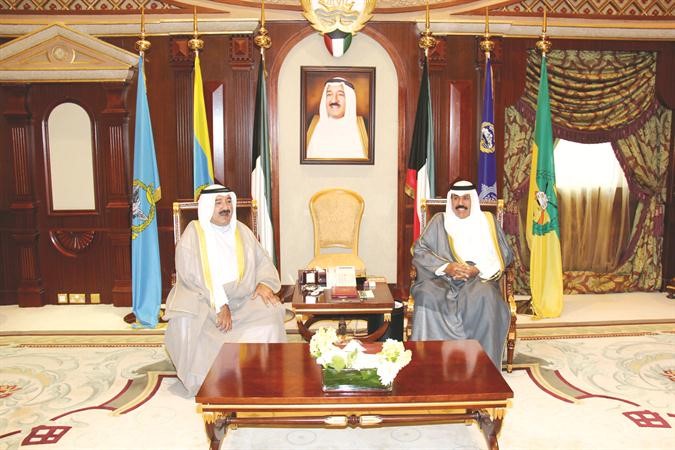 سمو ولي العهد الشيخ نواف الاحمد مستقبلا الشيخ ناصر صباح الاحمد﻿