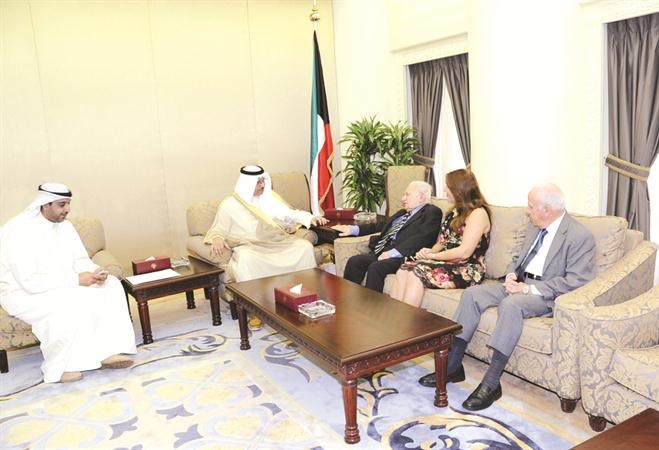جانب من لقاء سمو رئيس الوزراء الشيخ جابر المبارك ونقيب الصحافة اللبنانية محمد بعلبكي والوفد المرافق له﻿