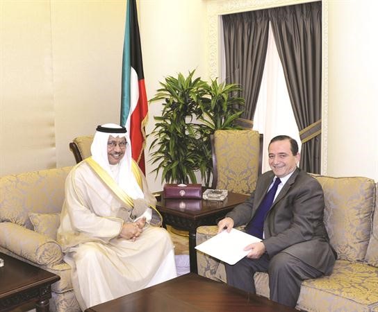 سمو رئيس الوزراء الشيخ جابر المبارك مستقبلا السفير الاردني محمد الكايد﻿
