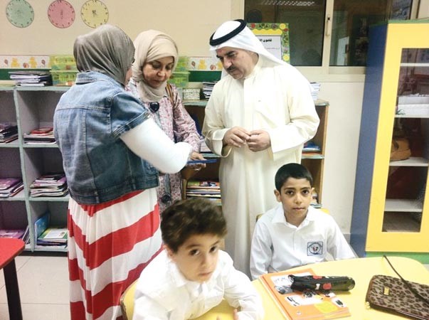 الوتيد والكندري يطلعان على احدث الوسائل التعليمية