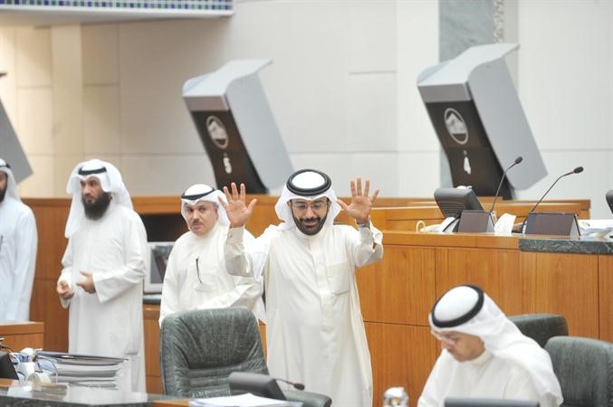 عصام الدبوس يوضح للصحافيين رقم احد البنود في جدول الاعمال