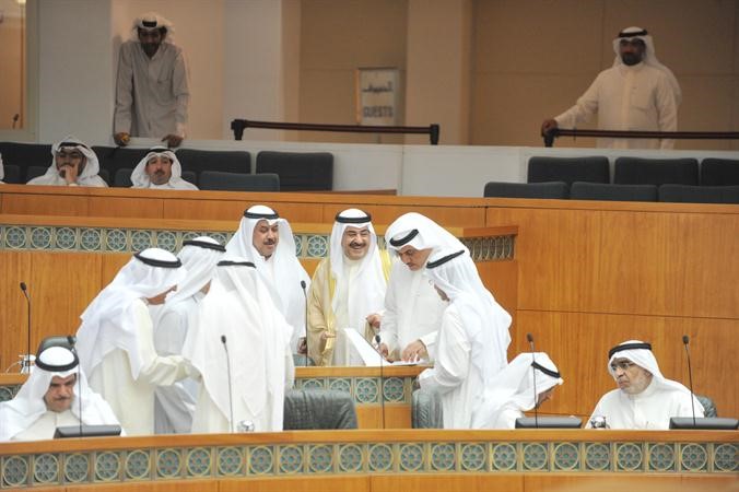 الشيخ احمد الحمود متوسطا النواب