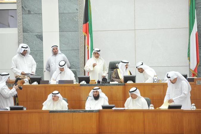 الرئيس علي الراشد ونائبه مبارك الخرينج والشيخ محمد العبدالله وعادل الخرافي وبدر البذالي على المنصة وتبدو الامانة العامة متين غوزال