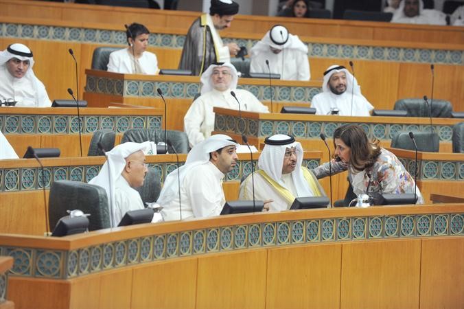 سمو رئيس الوزراء الشيخ جابر المبارك يستمع لحديث درولا دشتي بحضور الشيخ محمد العبدالله