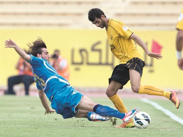 خالد القحطاني يحاول المرور من لاعب الرمثا﻿