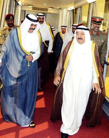 صاحب السمو الامير الشيخ صباح الاحمد لدى عودته الى البلاد امس وفي استقباله سمو ولي العهد وكبار الشيوخ ورجالات الدولة