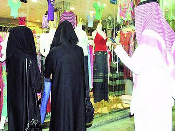 أمير سعودي يجبر موظفاً مرموقاً على الزواج ليخلّصه من عادة معاكسة الفتيات