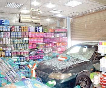 بالفيديو .. شاهد لحظات اقتحام شاب بسيارته صيدلية في جدة بعد فقدان السيطرة عليها 