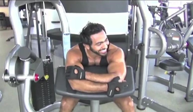 بالفيديو.. بعد الصور.. تامر حسني ينشر فيديوهات تدريباته في النادي