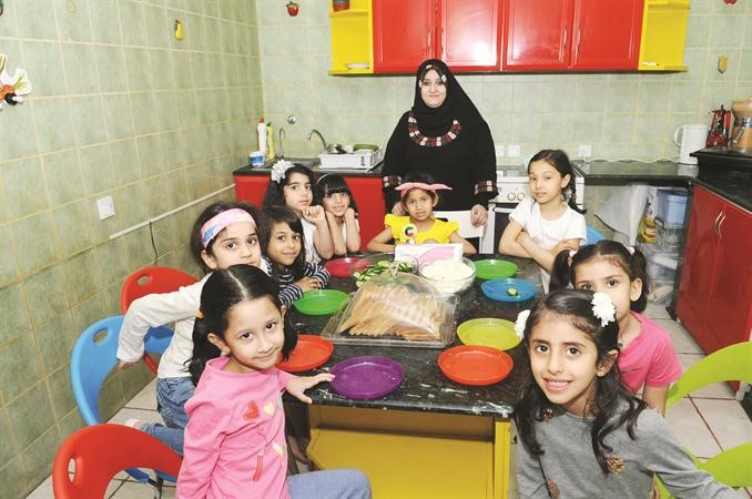 عدد من الاطفال يدرسون منهج العيسى