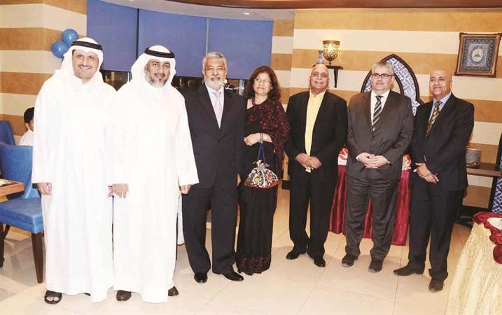 السفير الهندي وزكريا ياسين مع بعض الحضور في استضافة مطعم قصر الاغا 