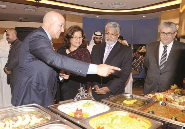 زكريا ياسين والسفير الهندي امام بوفيه مطعم قصر الاغا 