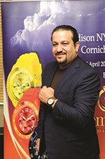 اسامة حسين اثناء عرض ساعات ماديسون
