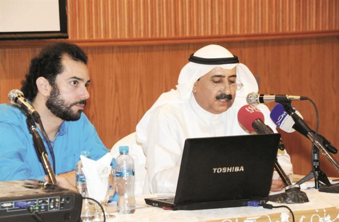 سهل العجمي في مؤتمره الصحافي وبجانبه نوار القريني﻿