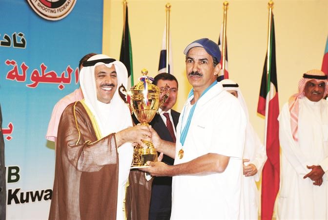 دعيج العتيبي يقدم الكاس لعبدالله الرشيدي﻿