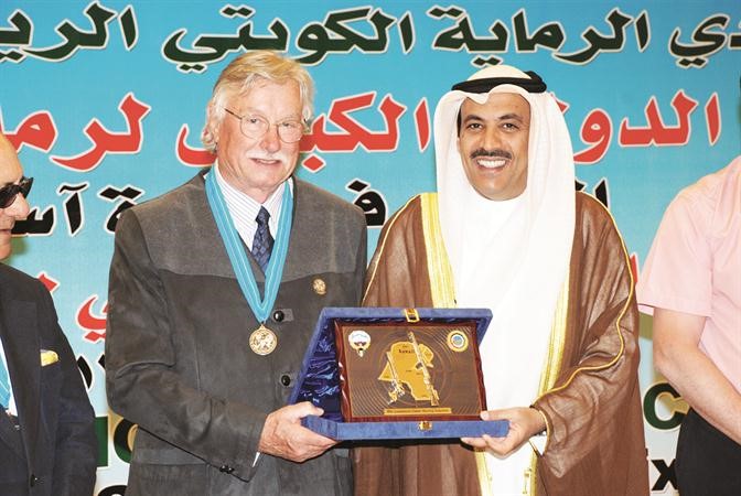 العتيبي يقدم درعا تذكارية لبالينكاس ﻿