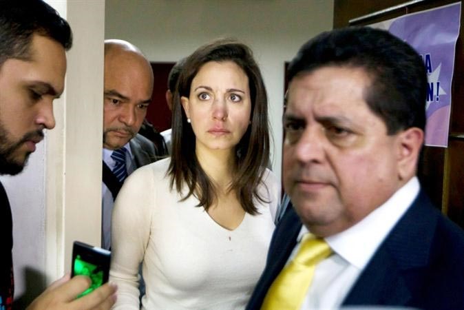 والنائبة المعارضة مارينا كورينا بعد تعرضها للضرب