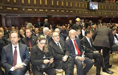 بالفيديو .. مشاجرة ولكمات متبادلة في البرلمان الفنزويلي تسفر عن إصابة 7 نواب معارضين