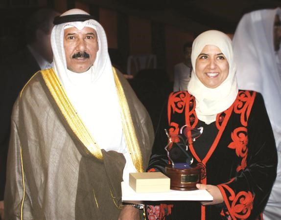 السفير علي سلمان الهيفي مع المؤلفة الكويتية اميمة العيسى خلال حفل توزيع جائزة الدولة لادب الطفل