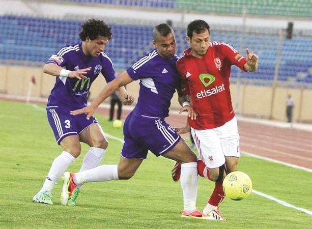 نجم الاهلي سيد معوض يمر من لاعبي سموحة 