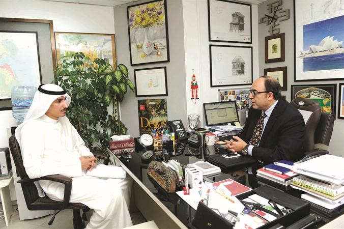  دعمر خطاب متحدثا الى الزميل عبدالله الراكان ﻿