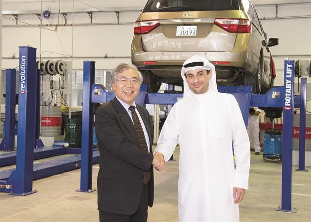 عمر قتيبة الغانم مصافحا تيتسو ايوامورا