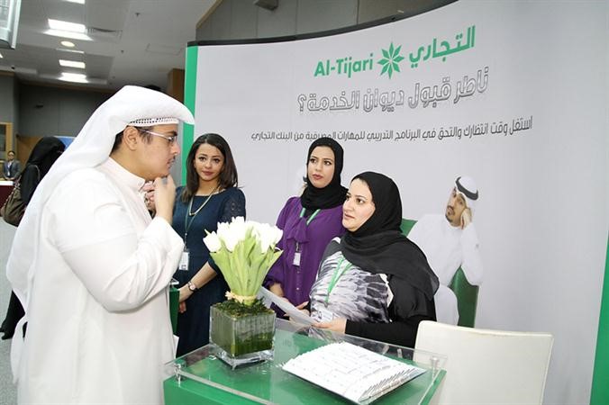 دنزار حمزة رئيس الجامعة بالانابة ووكيل الشؤون الاكاديمية يزور جناح التجاري 