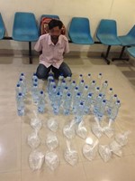 الاسيوي وامامه الخمور المضبوطة