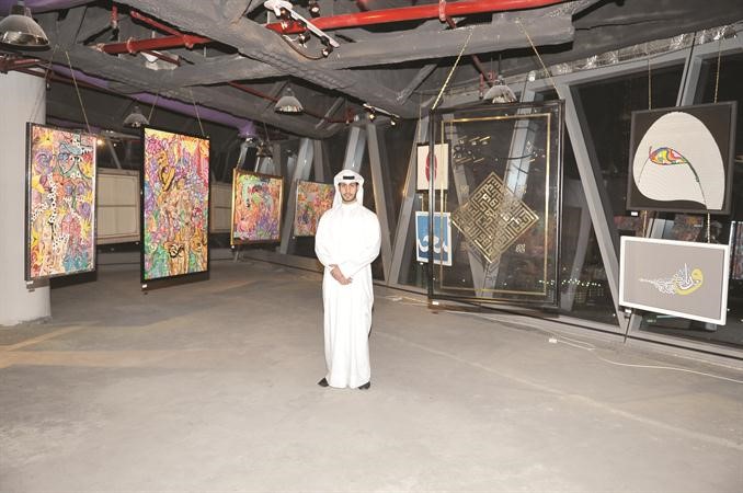 جاسم النصرالله خلال تواجده في المعرض اسامة ابو عطية