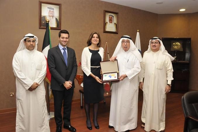 برجس البرجس مقدما درع الهلال الاحمر للاميرة دينا