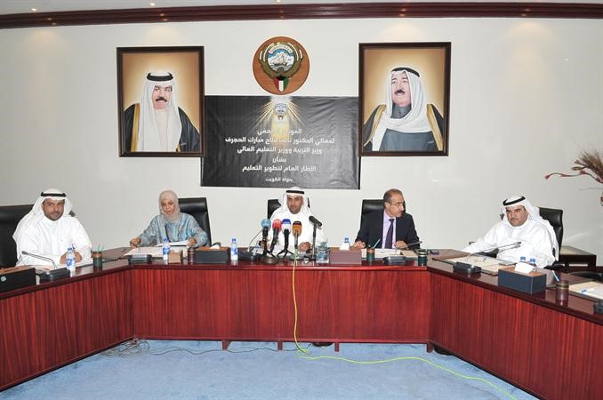 وزير التربية د نايف الحجرف خلال المؤتمر الصحافي متوسطا محمد الكندري ومريم الوتيد ود رضا الخياطاسامة ابو عطية﻿