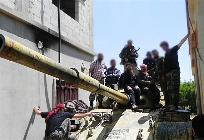 صورة بثها ناشطون للشيخ احمد الاسير على متن دبابة غنمها الجيش الحر من قوات النظام بالقصير 