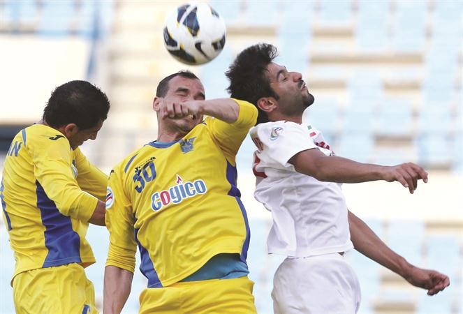  علي الكندري في صراع هوائي على الكرة مع لاعب الصفاء ﻿