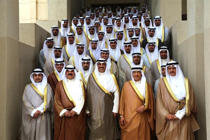الشيخ صباح الخالد وخالد الجارالله وعبد العزيز الشارخ مع الملحقين الديبلوماسيين بعد مراسم اداء قسم اليمين﻿
