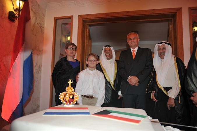 الشيخ علي الجراح والسفير خالد المغامس والسفير الهولندي نيكولاس بيتس اسامة ابوعطية