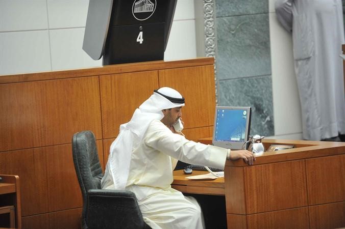 الشيخ محمد العبدالله يجري مكالمة من داخل القاعة﻿