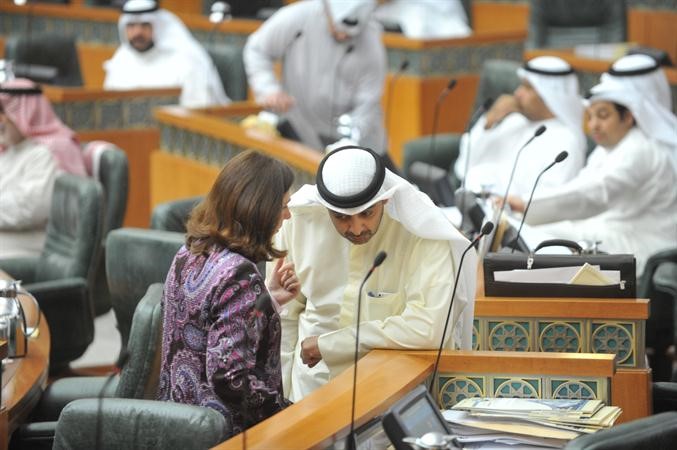  ويستمع الى درولا دشتي﻿