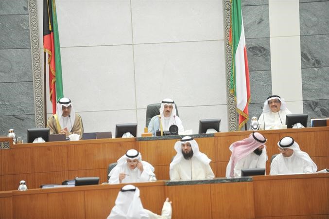 رئيس مجلس الامة علي الراشد ونائبه مبارك الخرينج وامين السر كامل العوضي على المنصة وتبدو الامانة العامة	متين غوزال﻿