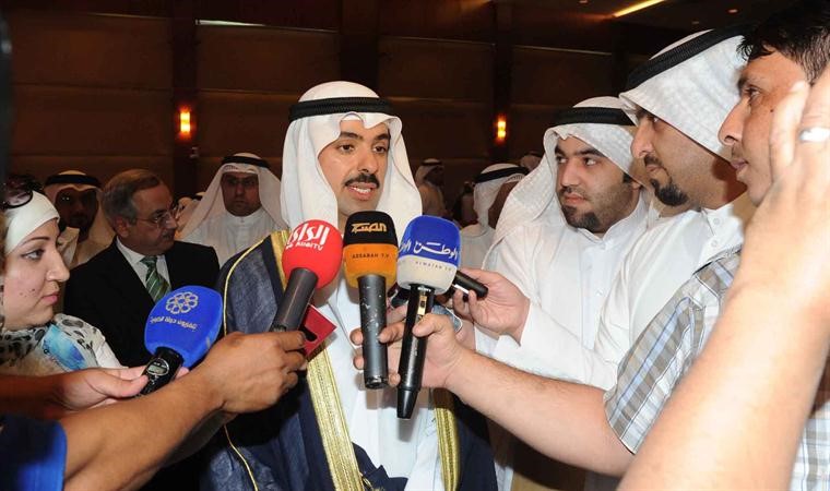 علي الراشد متحدثا الى وسائل الاعلام﻿
