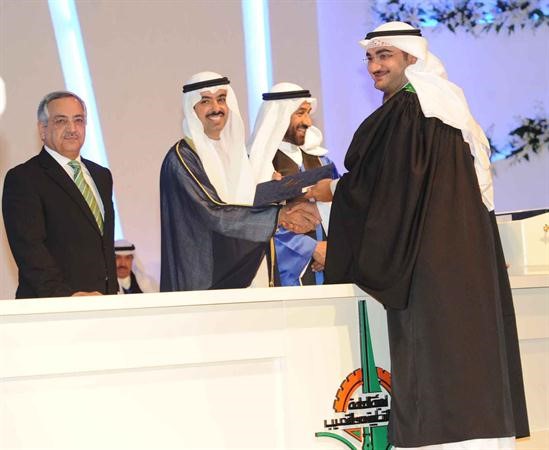 احد المكرمين يتسلم درعه﻿