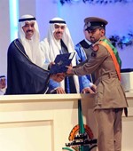 تكريم احد الخريجين﻿