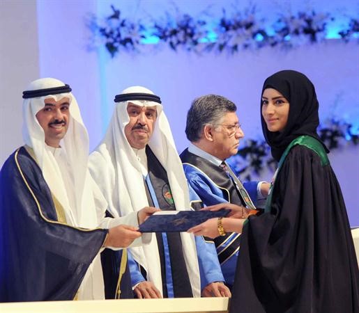 علي الراشد يسلم خريجة درعها﻿
