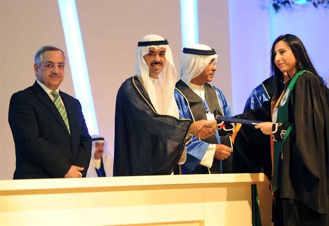 تكريم احدى الخريجات﻿