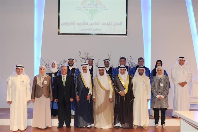 علي الراشد ود نايف الحجرف ود عبدالرزاق النفيسي وعدد من اعضاء الهيئة التدريسية في التطبيقي﻿